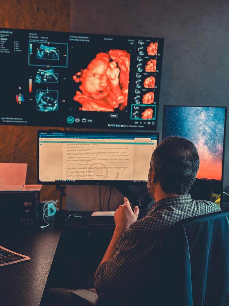 Médico avaliando exame de ultrassonografia 4D na UnaClin